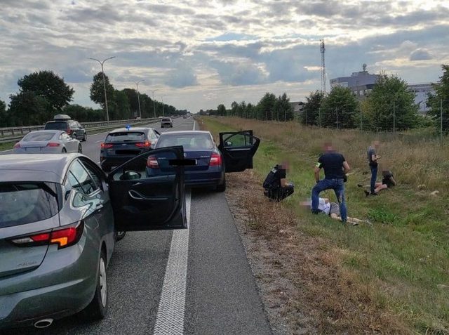 Podawali się za policjantów, prawdziwi funkcjonariusze „wysadzili” ich z auta na środku drogi (zdjęcia)