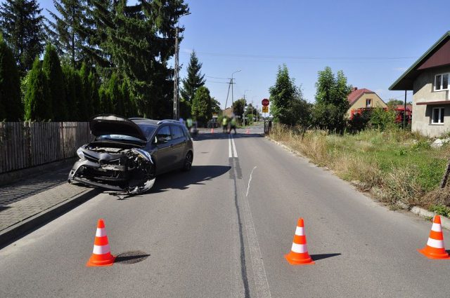 Nie ustąpił pierwszeństwa przejazdu, zderzył się z motocyklistą. Jednoślad uderzył jeszcze w znak (zdjęcia)