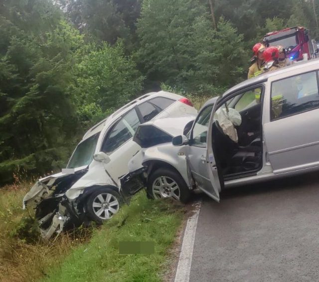 Poranny wypadek na łuku drogi. Dwie osoby w szpitalu (zdjęcia)