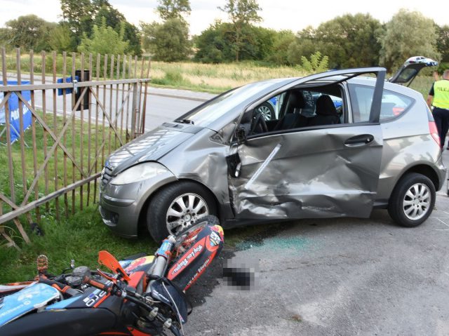 73-latek skręcał mercedesem, 15-latek uderzył motocyklem w auto. Chłopiec zginął na miejscu (zdjęcia)