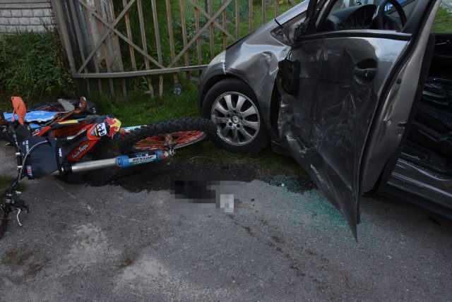 73-latek skręcał mercedesem, 15-latek uderzył motocyklem w auto. Chłopiec zginął na miejscu (zdjęcia)