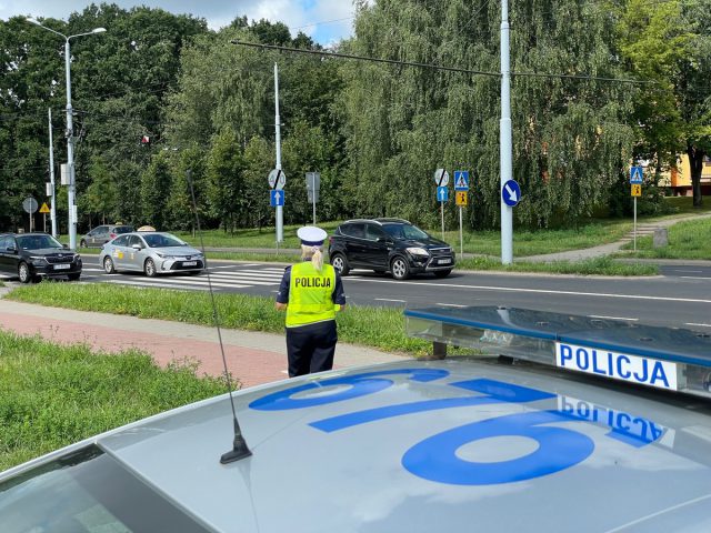 Kontrole policji w Lublinie. Mundurowi sprawdzają pasy w ramach akcji „ZAPNIJ PASY – poczuj uścisk bezpieczeństwa!” (zdjęcia)