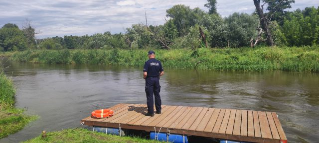 Trwa kolejny dzień poszukiwań mężczyzny, który wskoczył do rzeki i nie wypłynął (zdjęcia)