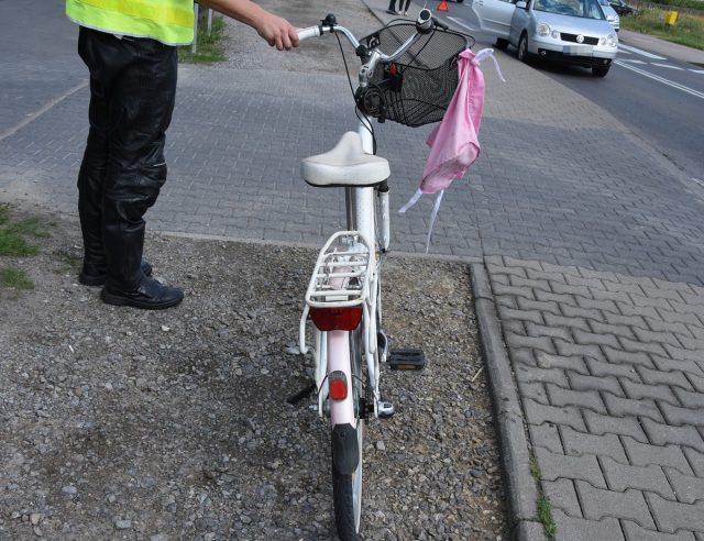 Wjechała rowerem na przejście, po chwili jechała karetką do szpitala. „Przejście dla pieszych nie jest miejscem do przejeżdżania dla rowerzystów” (zdjęcia)