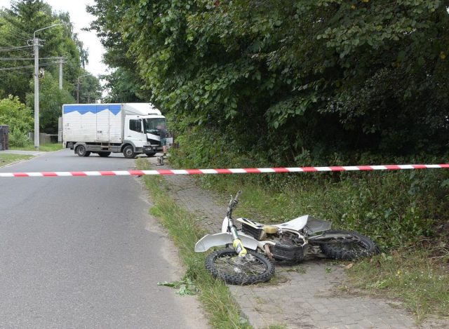 Crossowym motocyklem uderzył w ciężarówkę. 17-latka zabrał śmigłowiec LPR (zdjęcia)
