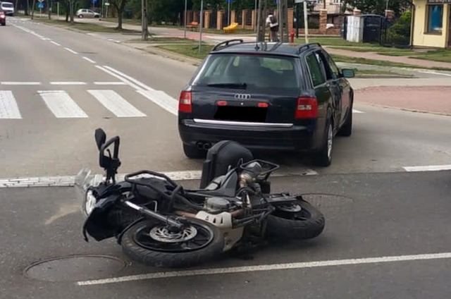 80-latek skręcał w lewo, doprowadził do zderzenia z motocyklem