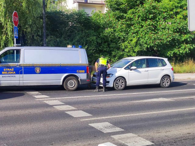 Nie wyhamowała, uderzyła w pojazd Straży Miejskiej (zdjęcia)