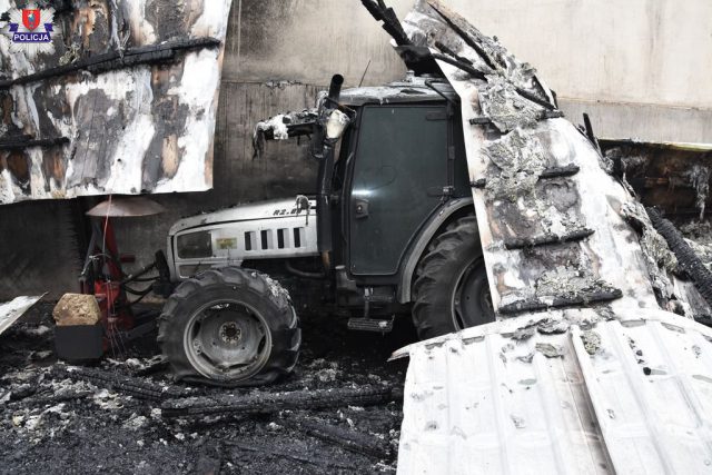 2 mln złotych strat po pożarze hali ze sprzętem rolniczym. Ogień pojawił się od uderzenia pioruna (zdjęcia)