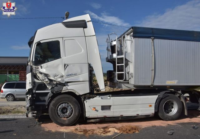 Zderzenie ciężarówki z pojazdem dostawczym na trasie Zamość – Tomaszów Lubelski (zdjęcia)