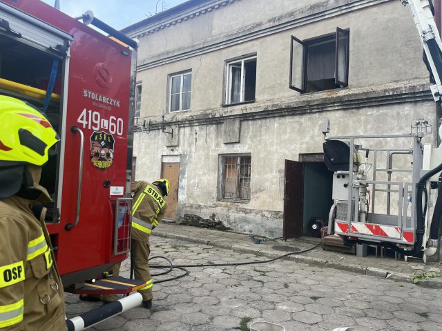 Nieprzytomna kobieta w budynku objętym ogniem. W akcji gaśniczej kilka zastępów strażaków (zdjęcia)