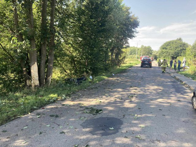 Groźny wypadek w Uniszowicach. Mercedes roztrzaskał się na drzewach (zdjęcia)