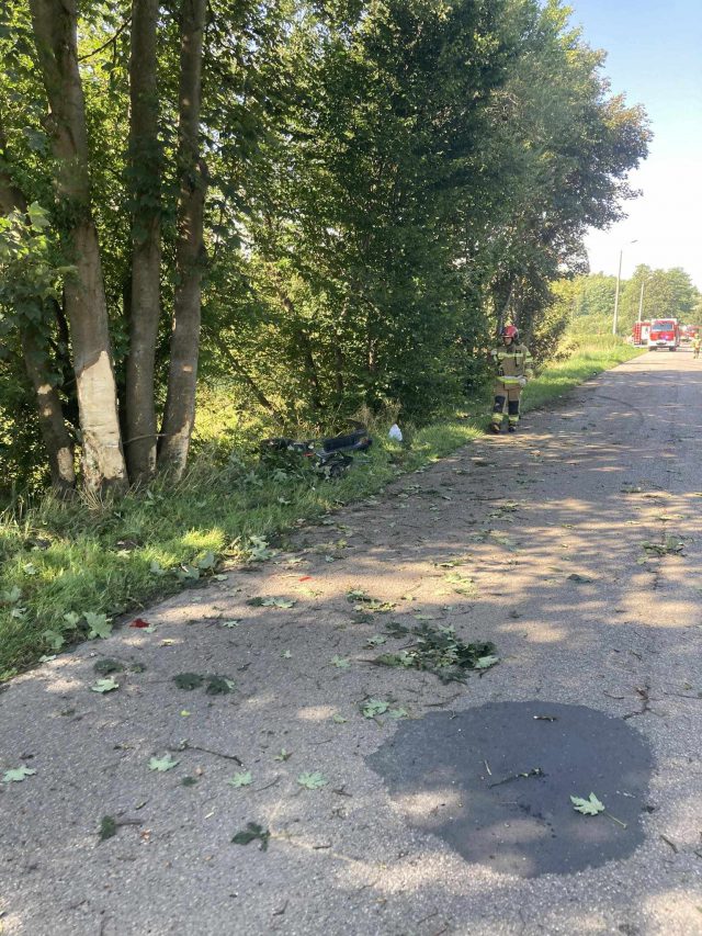 Groźny wypadek w Uniszowicach. Mercedes roztrzaskał się na drzewach (zdjęcia)