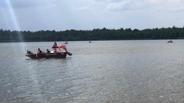 Akcja służb ratunkowych na Jeziorze Łukcze. Trwają poszukiwania mężczyzny (zdjęcia)