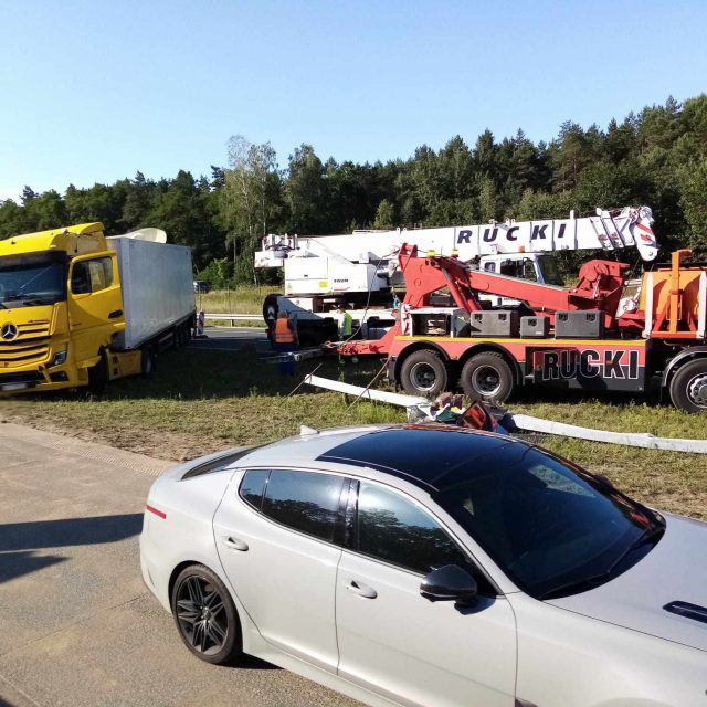W nocy na trasie Lublin – Warszawa przewróciła się ciężarówka. Nadal trwają działania służb (zdjęcia) AKTUALIZACJA