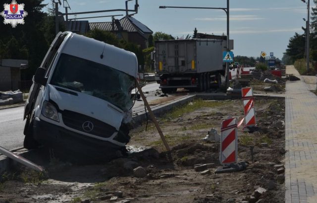Zderzenie ciężarówki z pojazdem dostawczym na trasie Zamość – Tomaszów Lubelski (zdjęcia)