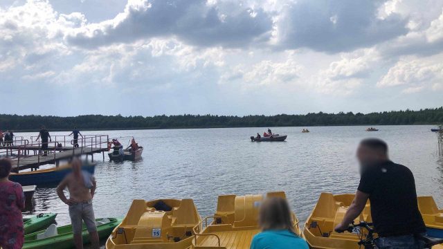 Akcja służb ratunkowych na Jeziorze Łukcze. Trwają poszukiwania mężczyzny (zdjęcia)