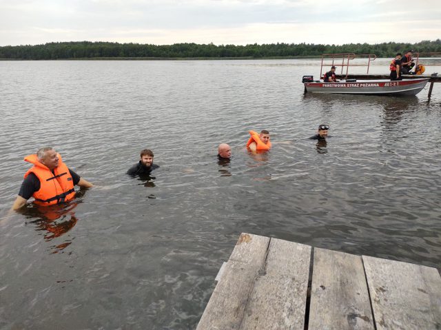 Pomimo podjętych działań nie udało się odnaleźć mężczyzny, który wskoczył do jeziora (zdjęcia)