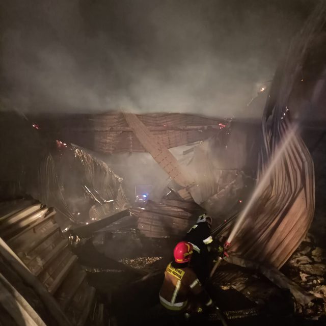 2 mln złotych strat po pożarze hali ze sprzętem rolniczym. Ogień pojawił się od uderzenia pioruna (zdjęcia)