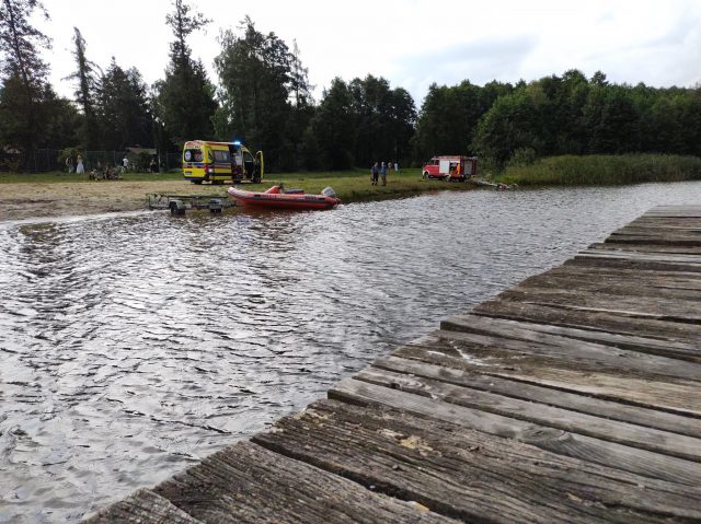 Pomimo podjętych działań nie udało się odnaleźć mężczyzny, który wskoczył do jeziora (zdjęcia)