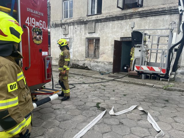 Nieprzytomna kobieta w budynku objętym ogniem. W akcji gaśniczej kilka zastępów strażaków (zdjęcia)