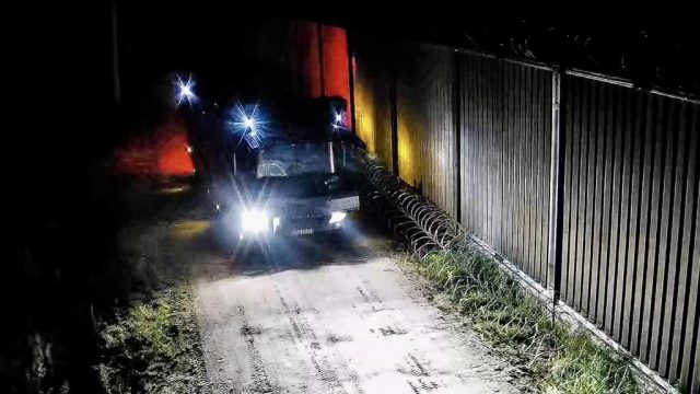 Grupa 40 agresywnych cudzoziemców atakowała granicę. W ruch poszły armatki wodne (zdjęcia)