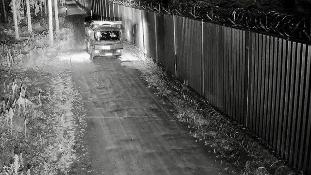 Grupa 40 agresywnych cudzoziemców atakowała granicę. W ruch poszły armatki wodne (zdjęcia)