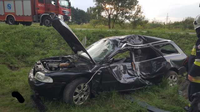 Audi uderzyło w drzewo, w środku znajdowała się zakleszczona osoba (zdjęcia)