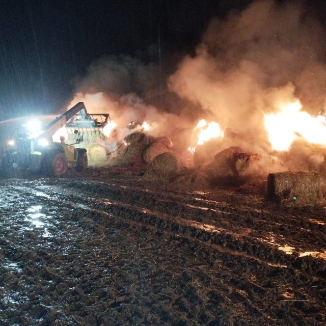 Kilka zastępów straży pożarnej walczyło z ogniem. Płonęły bele ze słomą (zdjęcia)