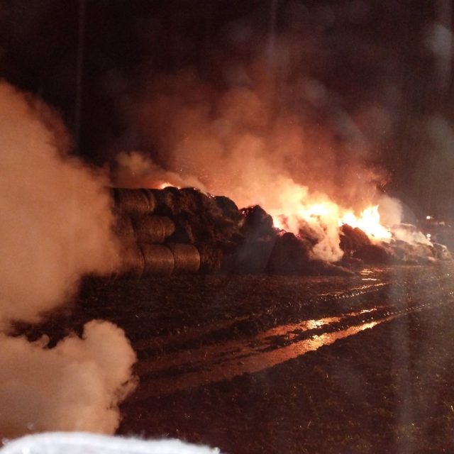 Kilka zastępów straży pożarnej walczyło z ogniem. Płonęły bele ze słomą (zdjęcia)