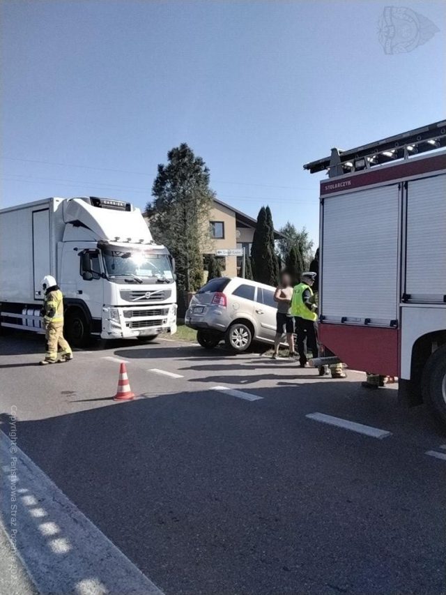 Zderzenie ciężarówki z pojazdem osobowym. Droga jest zablokowana (zdjęcia)