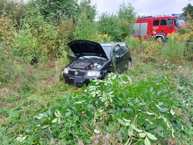 Potrącona rowerzystka wstała, otrzepała się i pojechała na cmentarz. Do szpitala trafiła kierująca volkswagenem (zdjęcia)