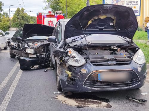 Zderzenie audi z fordem w Lublinie. Jeden z kierowców włączał się do ruchu (zdjęcia)