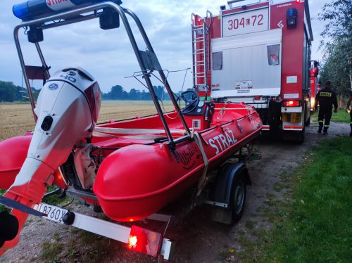 Kajakarz dostrzegł wystające z wody buty. W rzece znajdowały się zwłoki mężczyzny (zdjęcia)