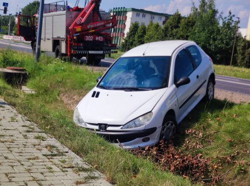 Zjechał na przeciwległy pas jezdni. Renault wypadł z drogi, uderzył w latarnię i dachował w rowie (zdjęcia)
