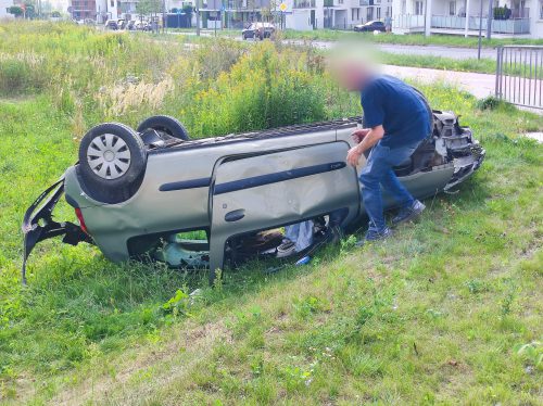 Zjechał na przeciwległy pas jezdni. Renault wypadł z drogi, uderzył w latarnię i dachował w rowie (zdjęcia)