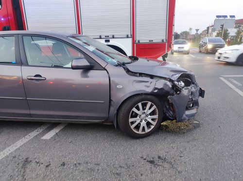 Zderzenie toyoty z mazdą na rondzie. Jedna z kierujących wjechała na czerwonym (zdjęcia)