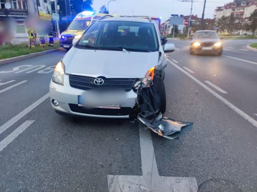 Zderzenie toyoty z mazdą na rondzie. Jedna z kierujących wjechała na czerwonym (zdjęcia)