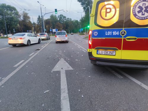 Zderzenie toyoty z mazdą na rondzie. Jedna z kierujących wjechała na czerwonym (zdjęcia)