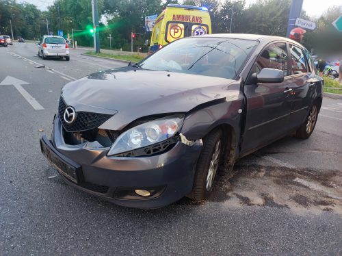 Zderzenie toyoty z mazdą na rondzie. Jedna z kierujących wjechała na czerwonym (zdjęcia)