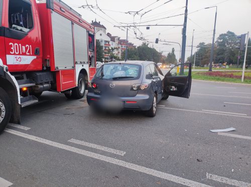 Zderzenie toyoty z mazdą na rondzie. Jedna z kierujących wjechała na czerwonym (zdjęcia)