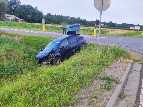 Zderzenie renaulta z citroenem. Jedna z kobiet nie ustąpiła pierwszeństwa przejazdu (zdjęcia)