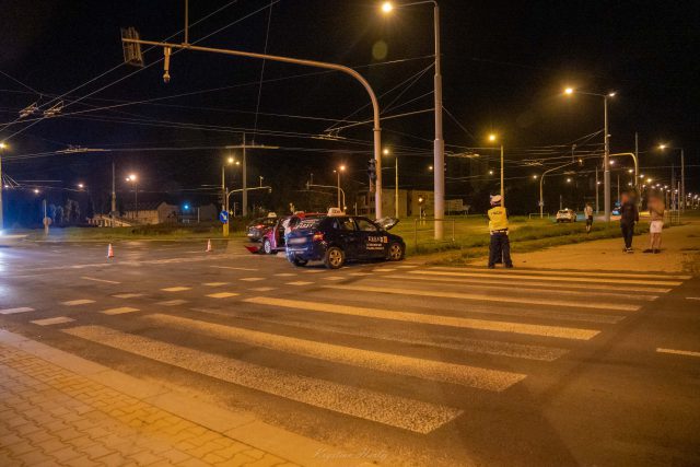 Bolt z Uberem spotkały się nocą na jednym rondzie. Cztery osoby trafiły do szpitala (zdjęcia)