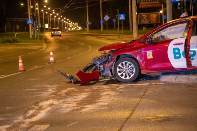 Bolt z Uberem spotkały się nocą na jednym rondzie. Cztery osoby trafiły do szpitala (zdjęcia)