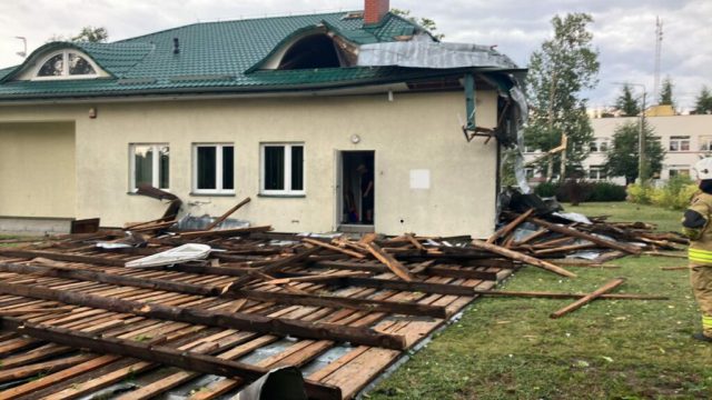 Zerwane dachy, połamane drzewa, pożary od uderzeń piorunów. W regionie trwa sprzątanie po niedzielnych nawałnicach (zdjęcia)