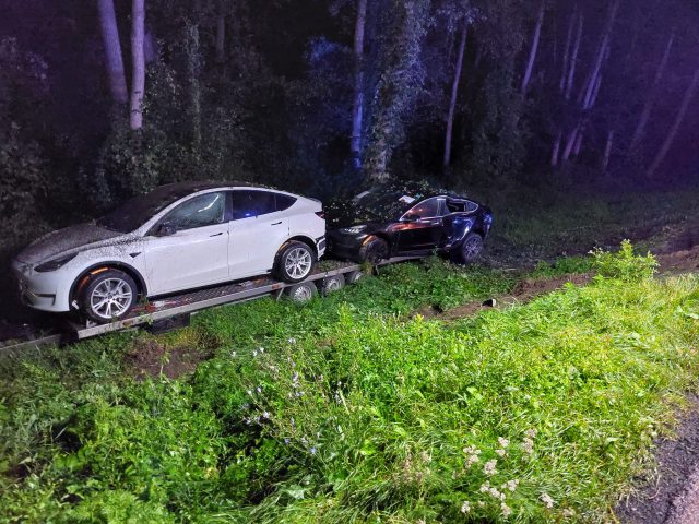 Laweta z teslami wpadła do rowu. Obywatel Ukrainy był pijany, twierdzi, że to nie jego wina (zdjęcia)