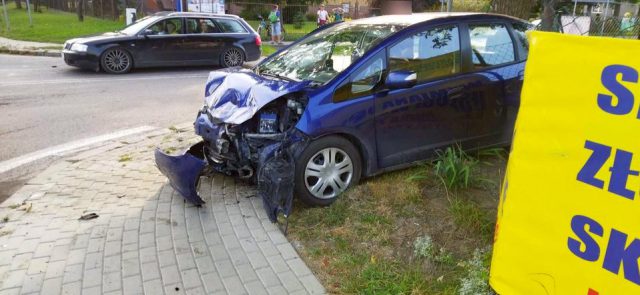 To skrzyżowanie słynie z licznych kolizji i wypadków. Znów zderzyły się tam dwa auta (zdjęcia)