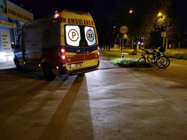 Wyjeżdżała z parkingu, zajechała drogę rowerzystce. Cyklistka trafiła do szpitala (zdjęcia)