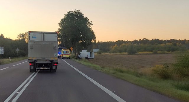 Dostawczy fiat wypadł z drogi i uderzył w drzewo. Kierowcy nic poważnego się nie stało (zdjęcia)