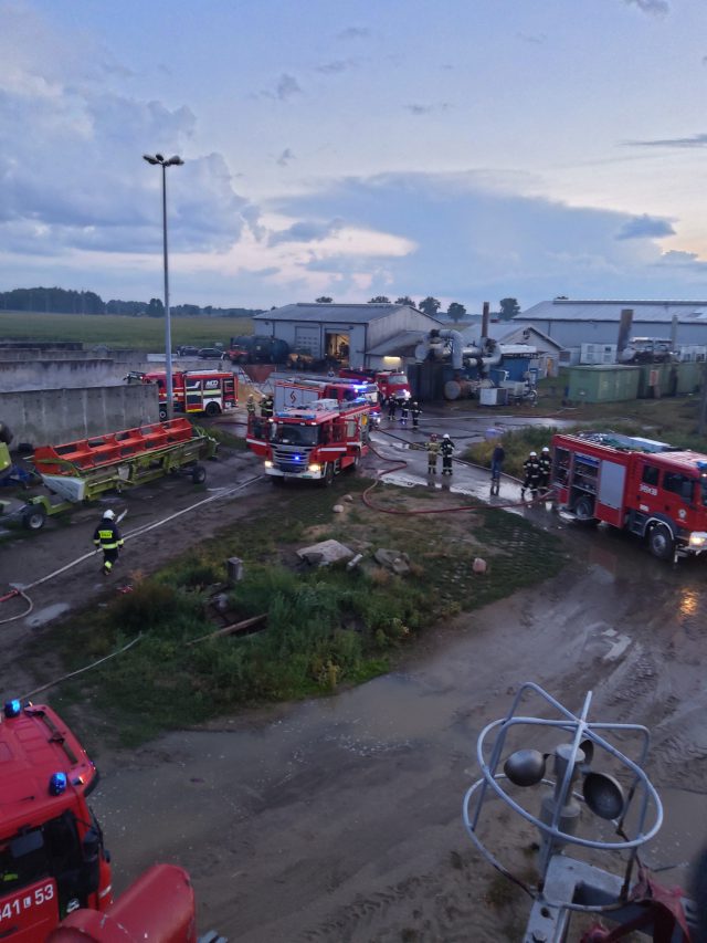 Piorun uderzył w biogazownię. Z pożarem walczyło osiem zastępów strażaków (zdjęcia)