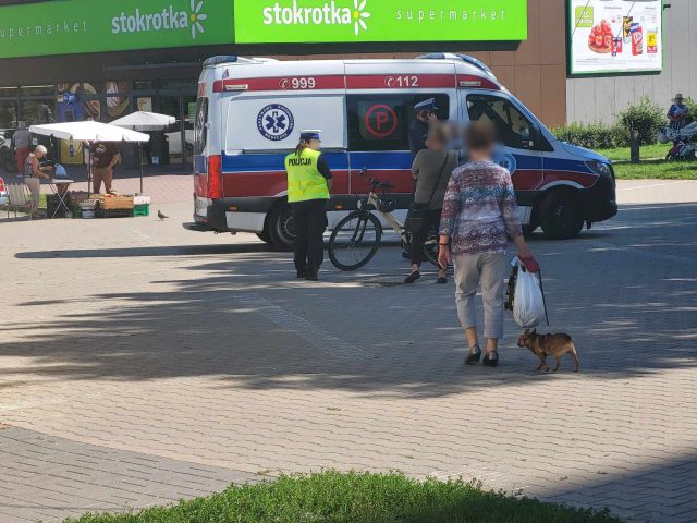 Przed sklepem rowerzystka zderzyła się z pieszą. Jedna osoba trafiła do szpitala (zdjęcia)
